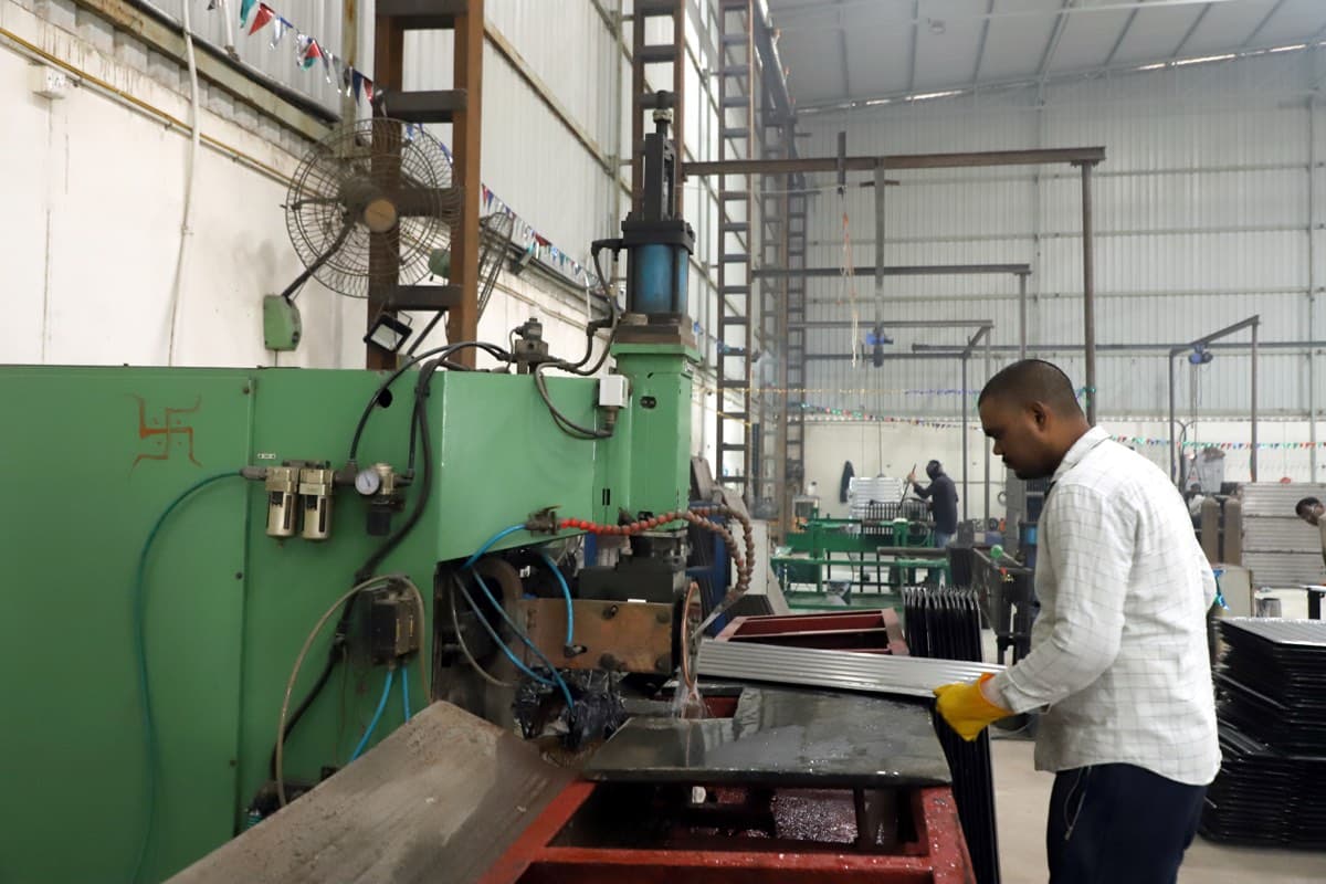 Hydraulic panel pressing machine