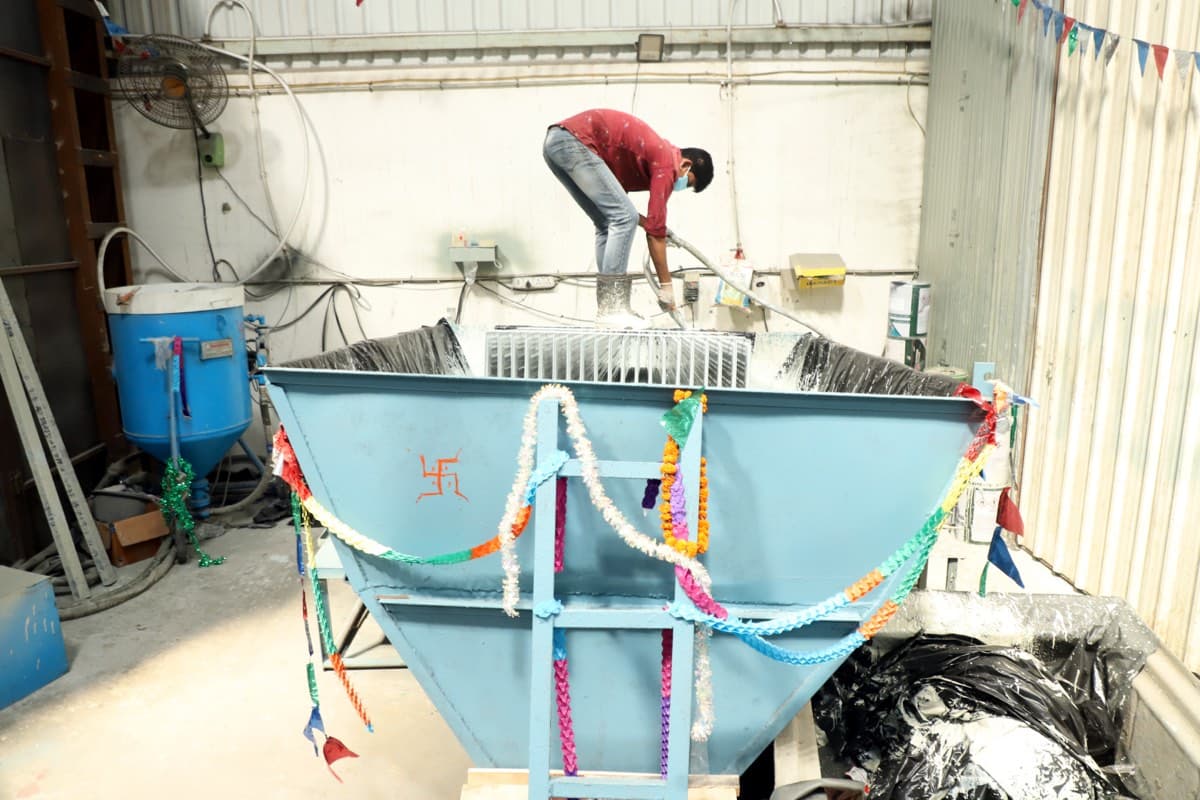 Paint booth dust and fume extraction unit